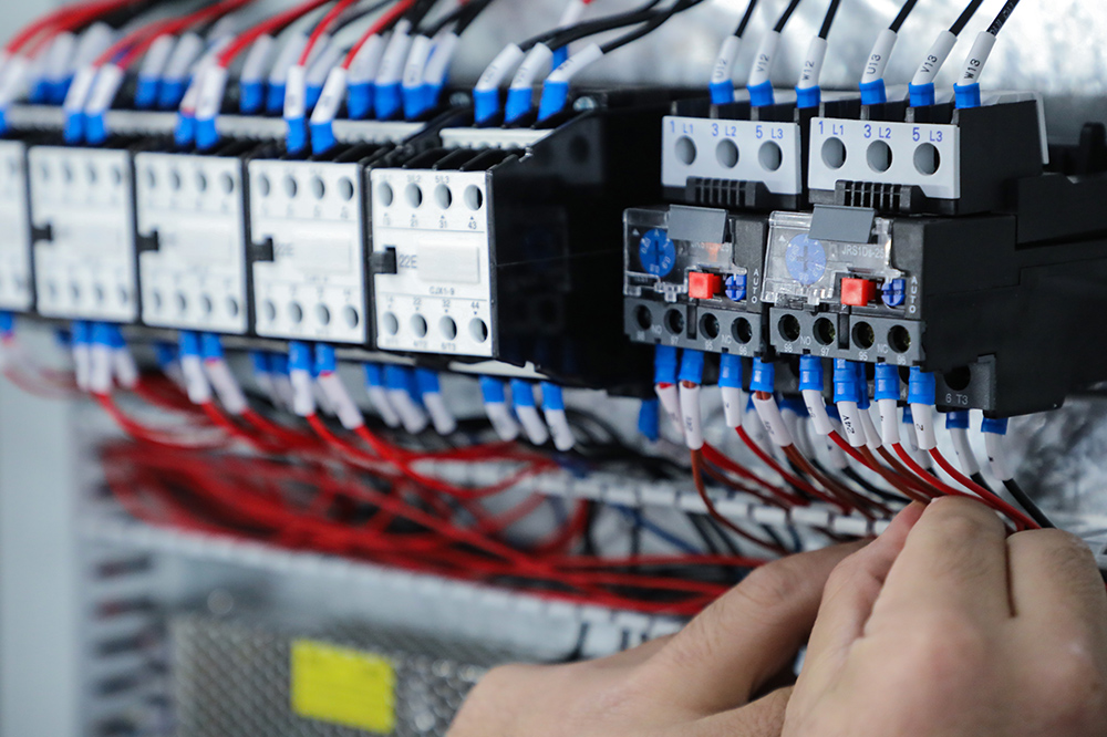 常用的萬能式斷路器的結(jié)構(gòu)、區(qū)別和工作原理